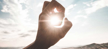 Hand die een zonnestraal vangt